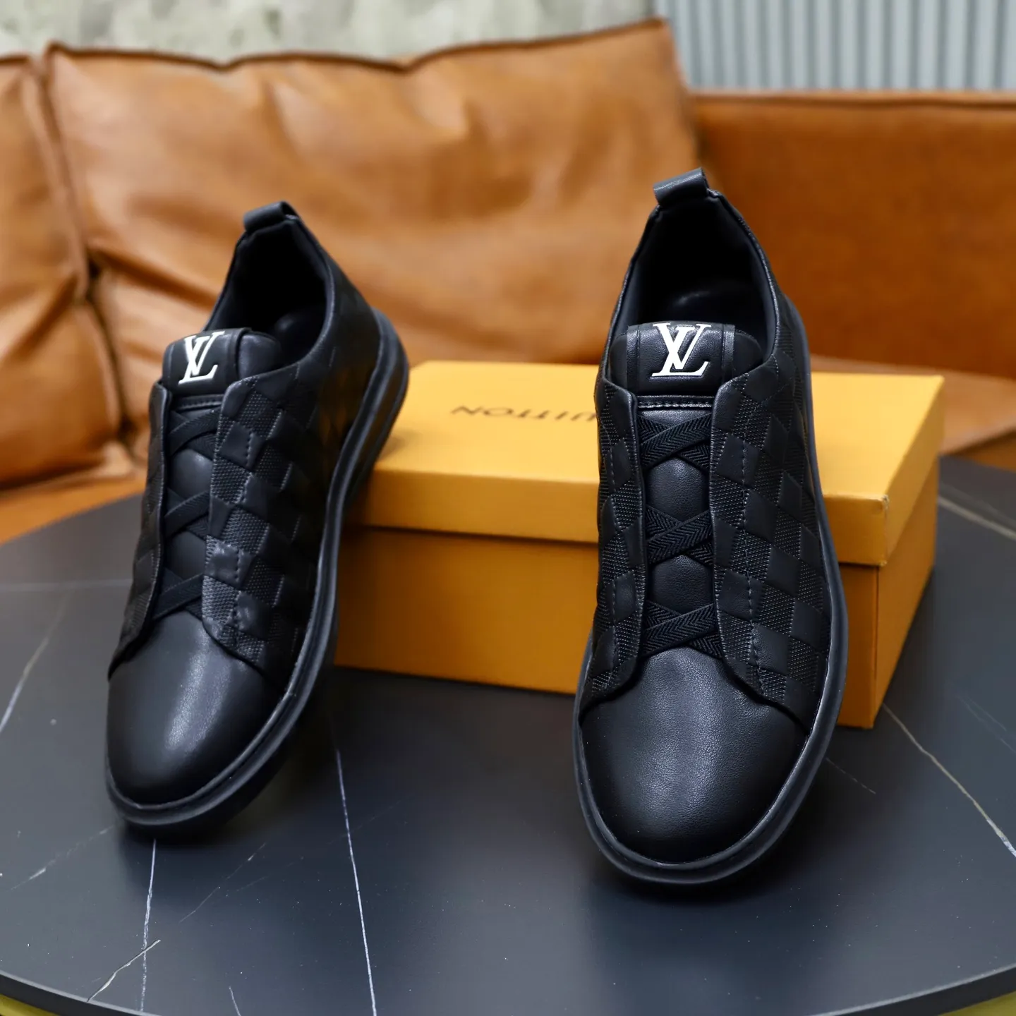 Ex-factory price: 442💰🙅‍♂️🙅‍♂️🙅‍♂️ Brand: LV Louis Vuitton Standard code: 38-44 (45 customized) Grade: Same as the official website Material: Original cowhide material stitching Comfortable and breathable sheepskin lining Lightweight and wear-resistant sports outsole Style category: Men's fashionable casual shoes Running sneakers Distinguished luxury brand elements Top luxury color: actual picture color